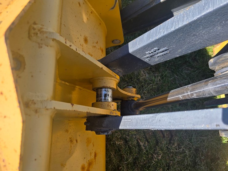 2015-deere-410l-image-18