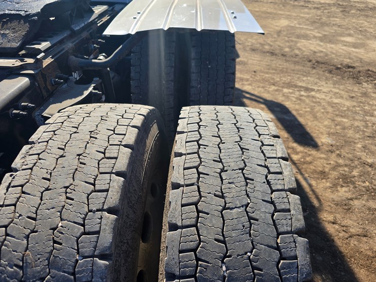 2019-peterbilt-567-image-85