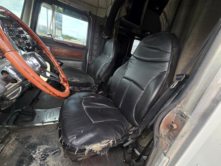 2000-peterbilt-379-image-53