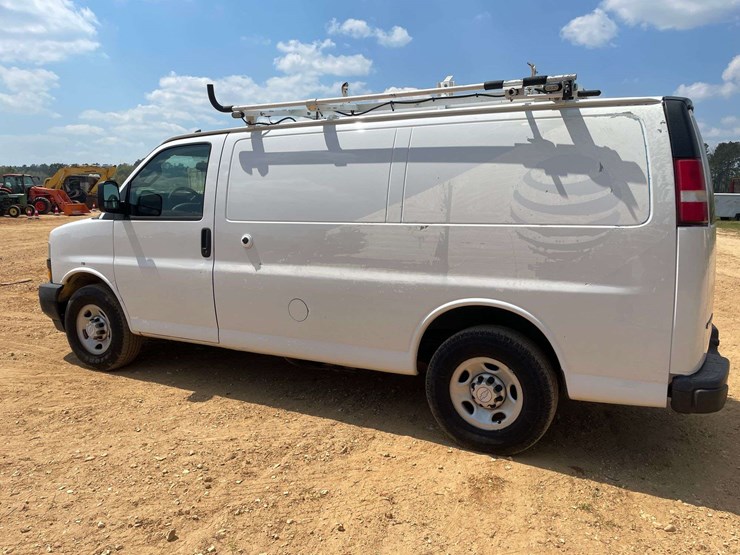 2018-chevrolet-express-2500-image-2