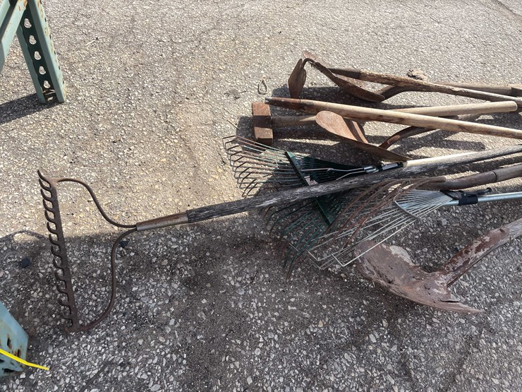 #7025-•-(11)-handled-yard-tools-(o4)-image-2