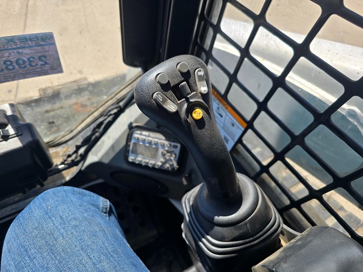 2020-bobcat-t770-image-48