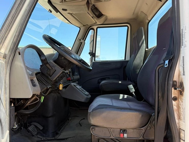 2016-international-durastar-4400-image-10