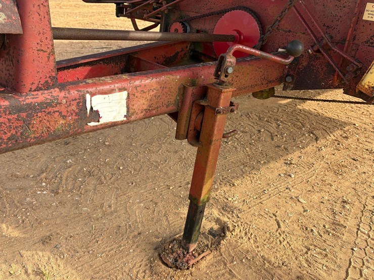 new-holland-1033-image-9