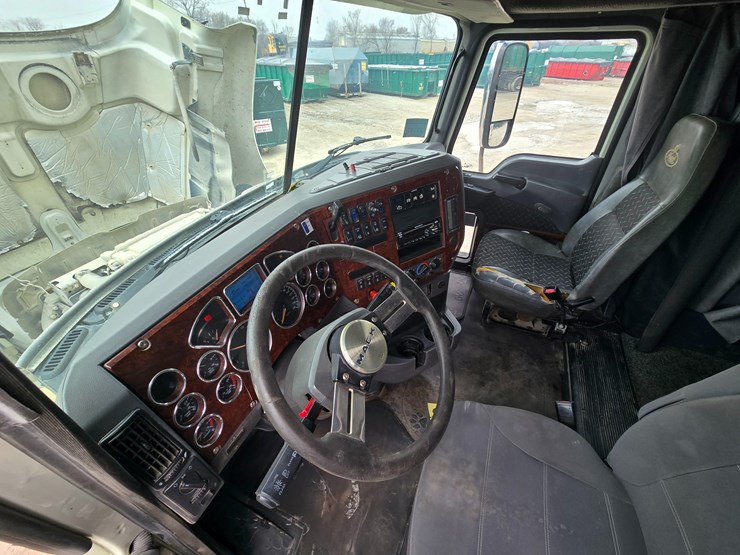 #22593-•-2016-mack-cxu613-pinnacle-sleeper-truck-image-40