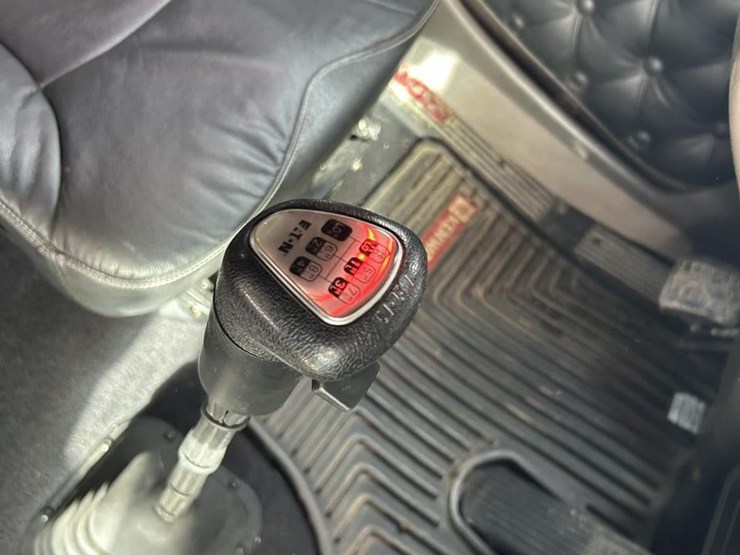 2025-kenworth-w900-image-35