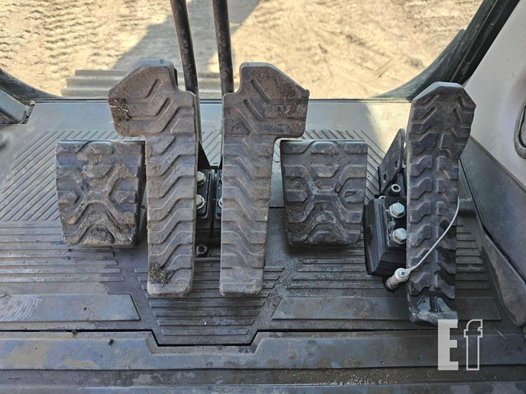 2020-caterpillar-323-image-16