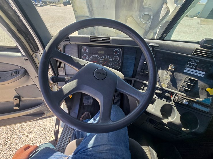 2006-freightliner-columbia-120-image-58