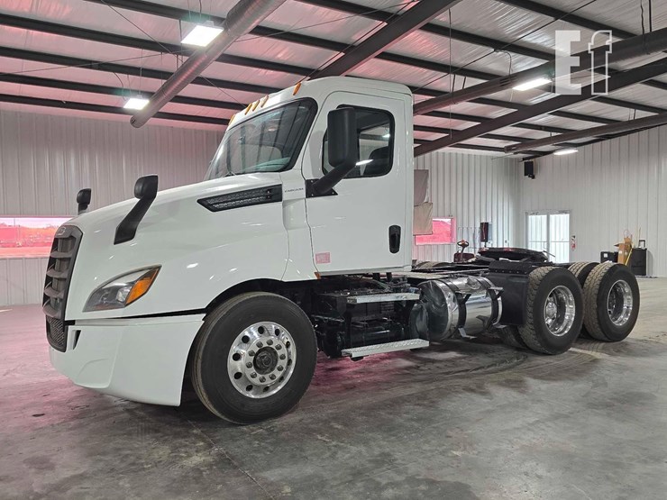 2020-freightliner-cascadia-126-image-1