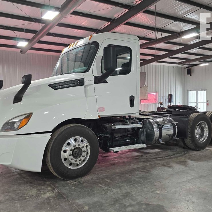 2020 FREIGHTLINER CASCADIA 126