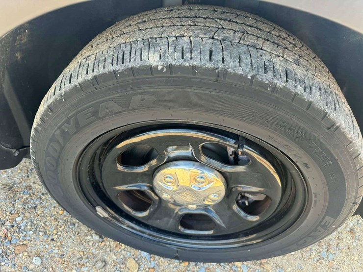 2015-ford-explorer-image-21