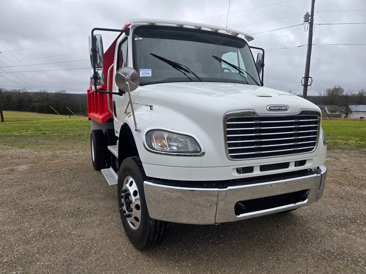 2012-freightliner-m2-106-image-23