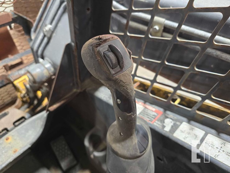 2015-deere-318e-image-15