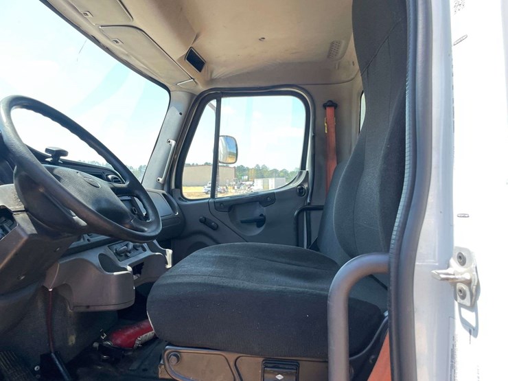 2016-freightliner-m2-106-image-10