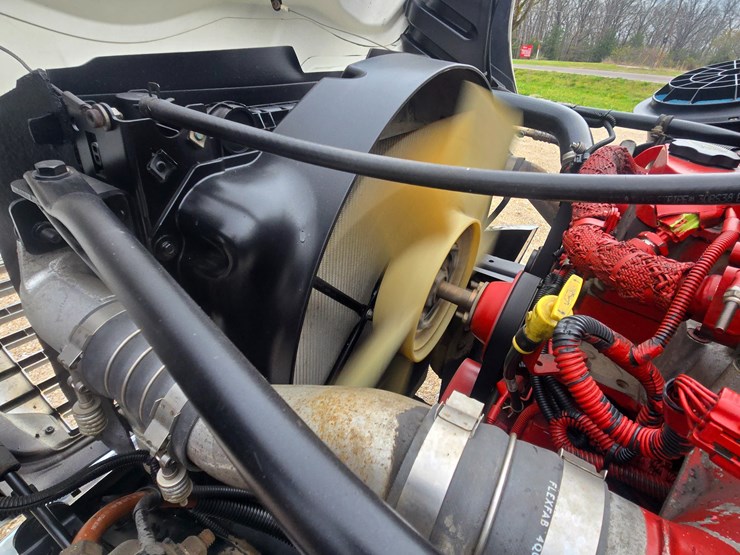 2010-freightliner-m2-106-image-36