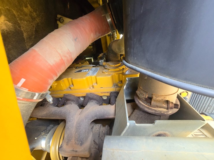 2014-caterpillar-953d-image-34