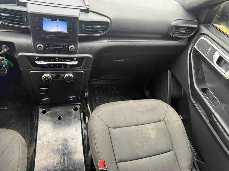 2021-ford-explorer-image-17