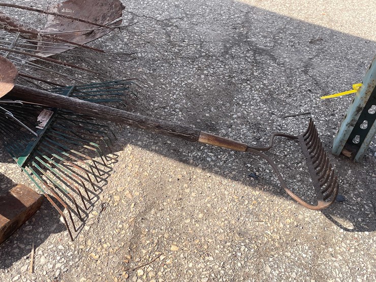 #7025-•-(11)-handled-yard-tools-(o4)-image-10