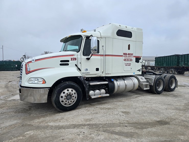 #22593-•-2016-mack-cxu613-pinnacle-sleeper-truck-image-3