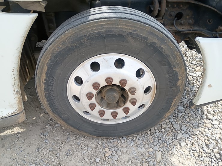 2009-freightliner-cascadia-125-image-121