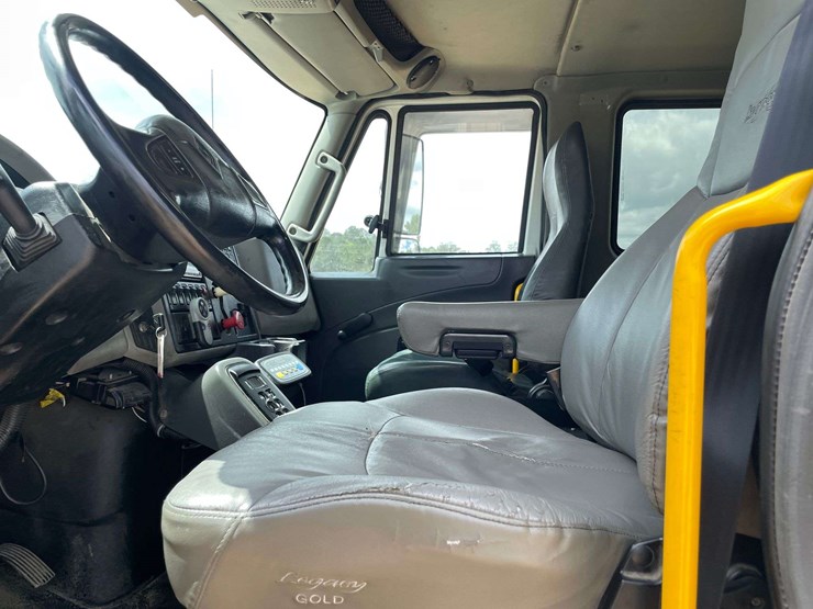 2013-international-durastar-4300-image-10