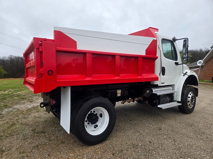 2012-freightliner-m2-106-image-16