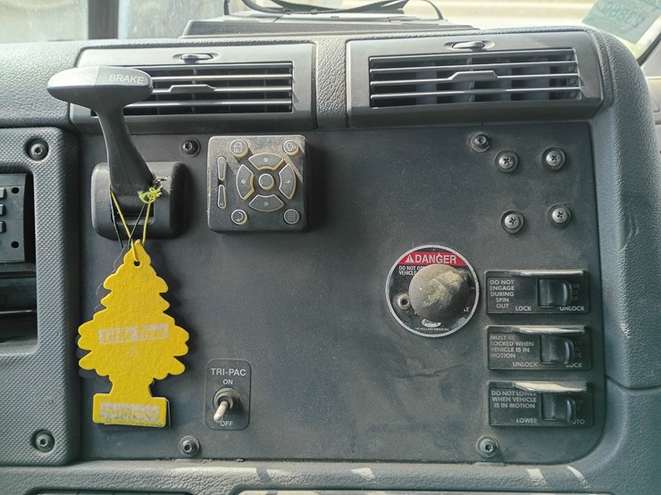 2009-freightliner-cascadia-125-image-53