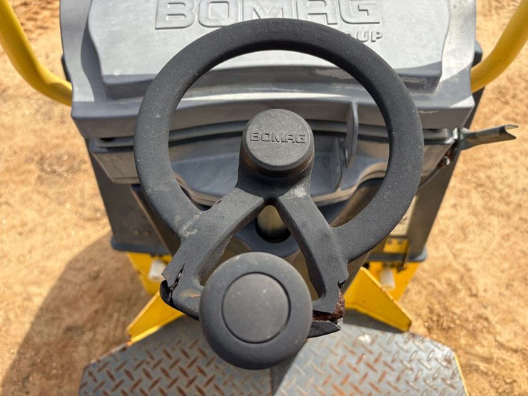 2013-bomag-bw900-50-image-8