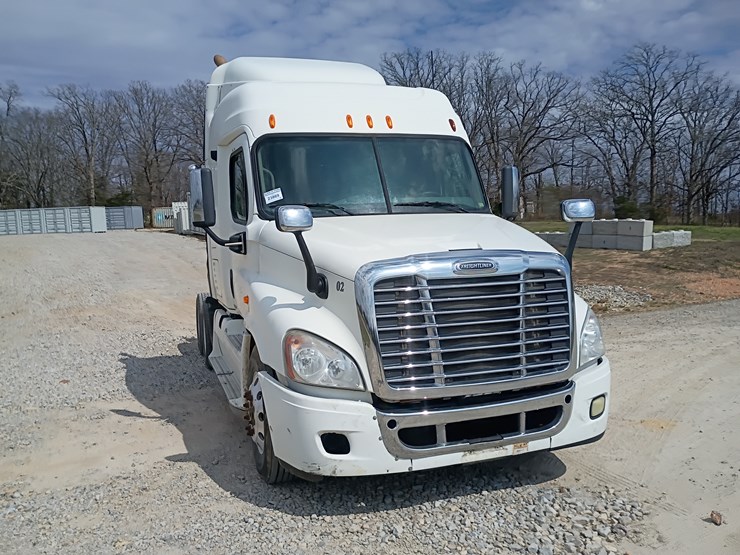 2009-freightliner-cascadia-125-image-14