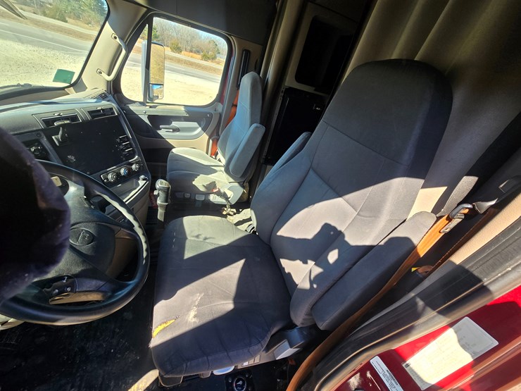 2014-freightliner-cascadia-125-image-56