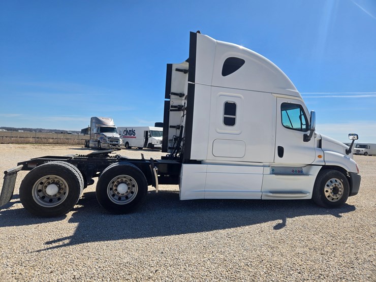 2014-freightliner-cascadia-125-image-20