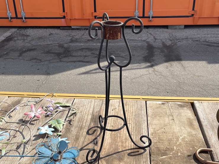 #7026-•-(8)-pieces-yard-art-decorations-(o4)-image-11