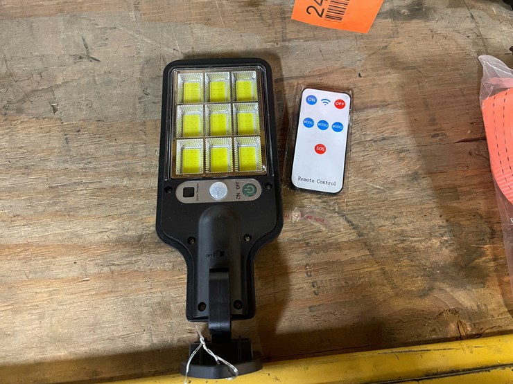 #2427-•-led-parking-lot/-yard-light-(pr12)-image-1