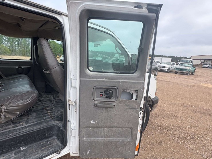 2005-chevrolet-express-3500-image-14