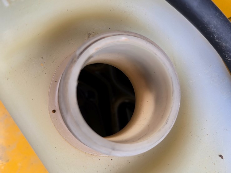 2013-deere-329d-image-32