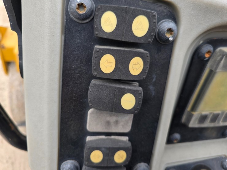 2018-caterpillar-cc24b-image-42