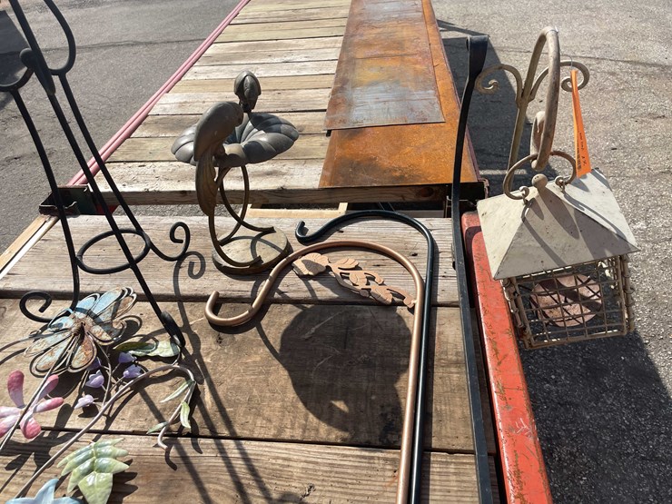 #7026-•-(8)-pieces-yard-art-decorations-(o4)-image-30