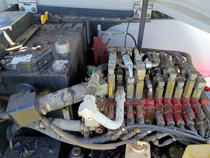 2011-takeuchi-tb285-image-27