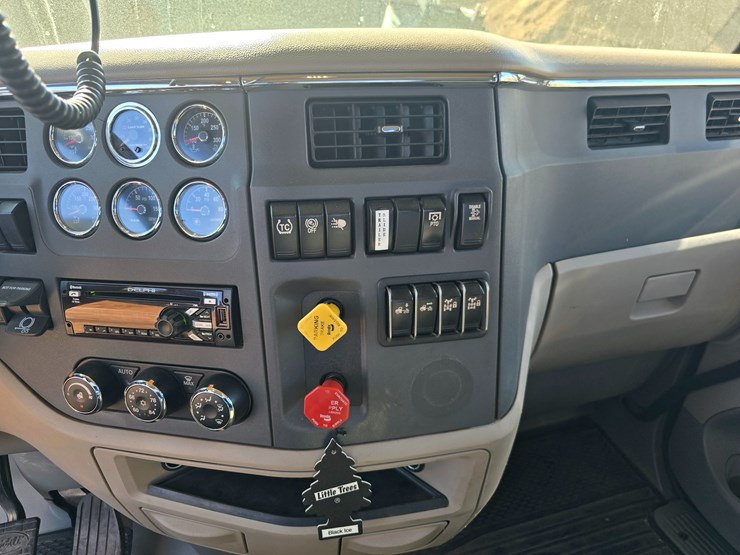 2019-peterbilt-567-image-60