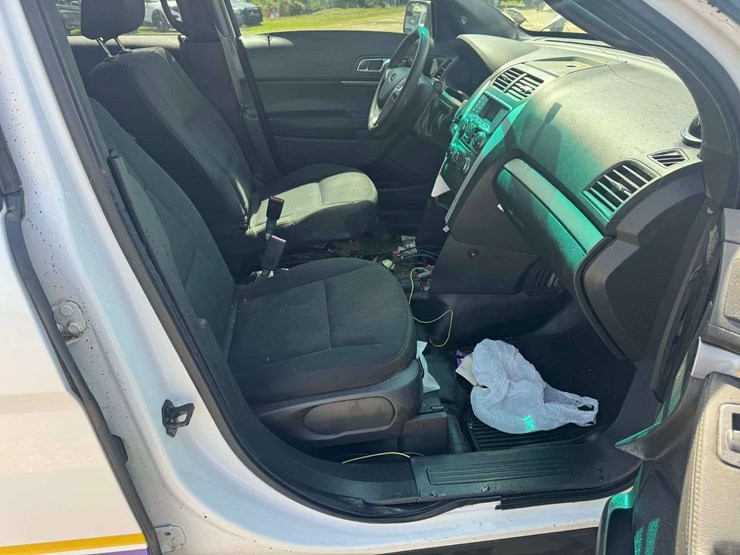 2015-ford-explorer-image-15