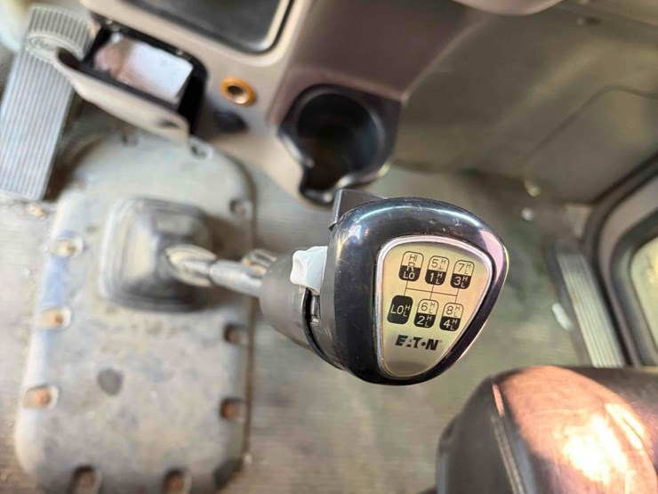 2017-peterbilt-389-image-13