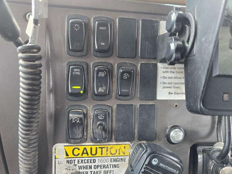 #22590-•-2007-mack-cv713-granite-roll-off-truck-image-54