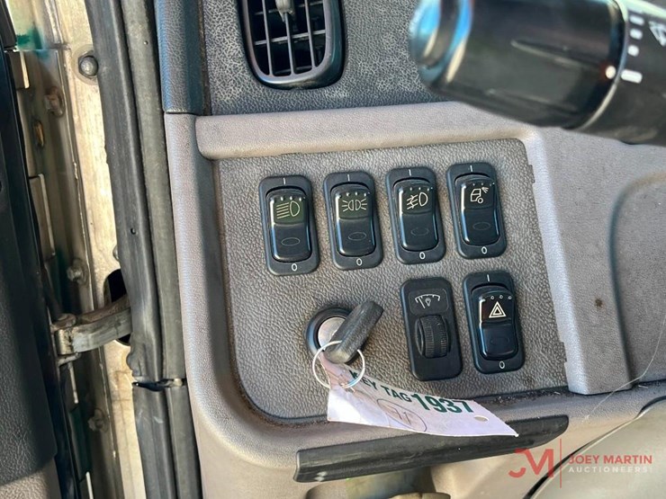 2015-peterbilt-365-image-14