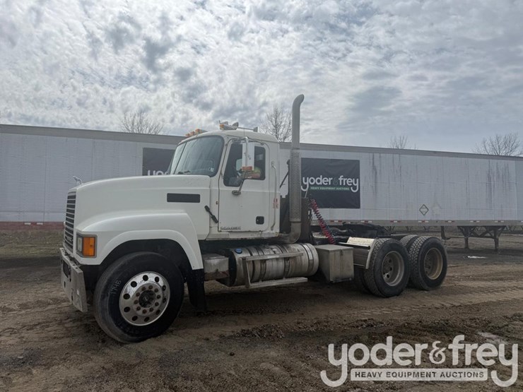 2011-mack-chu613-image-1