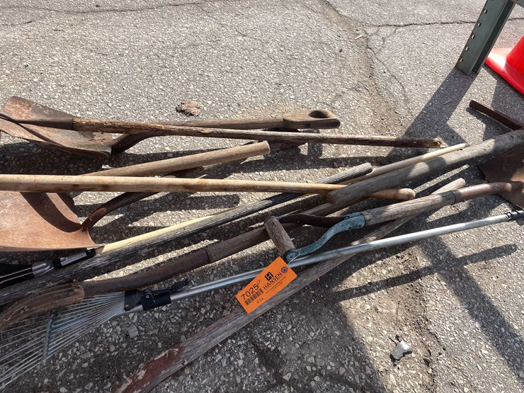 #7025-•-(11)-handled-yard-tools-(o4)-image-4
