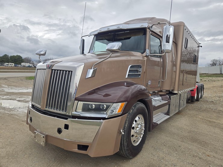 2017-western-star-5700xe-image-1