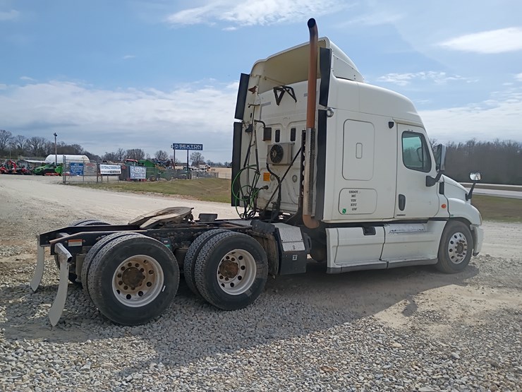 2009-freightliner-cascadia-125-image-10