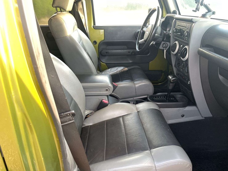 2010-jeep-wrangler-unlimited-sahara-image-18