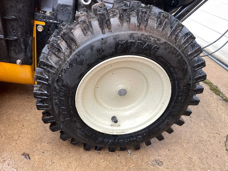 #7011-•-cub-cadet-26"-snowblower-(o3)-image-8