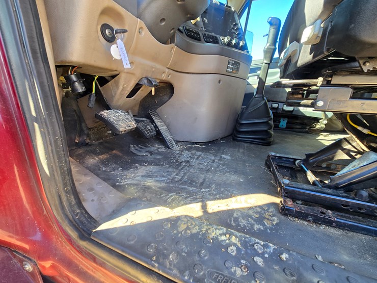 2014-freightliner-cascadia-125-image-53